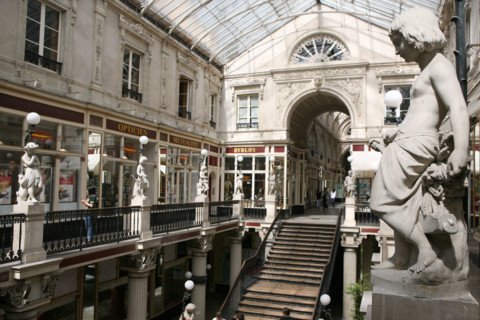 France, pays de loire, loire atlantique, Nantes, passage pommeraye, lieu de tournage du film lola de Jacques demy, escalier, galerie commercante, boutiques, verriere, statues, sculptures, balcons, eta...