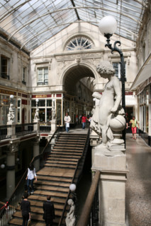 France, pays de loire, loire atlantique, Nantes, passage pommeraye, lieu de tournage du film lola de Jacques demy, escalier, galerie commercante, boutiques, verriere, statues, sculptures, balcons, eta...