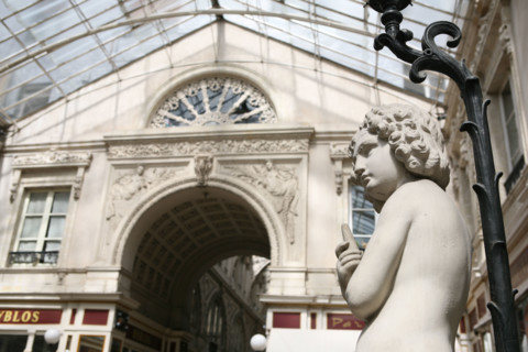 France, pays de loire, loire atlantique, Nantes, passage pommeraye, lieu de tournage du film lola de Jacques demy, escalier, galerie commercante, boutiques, verriere, statues, sculptures, balcons, eta...