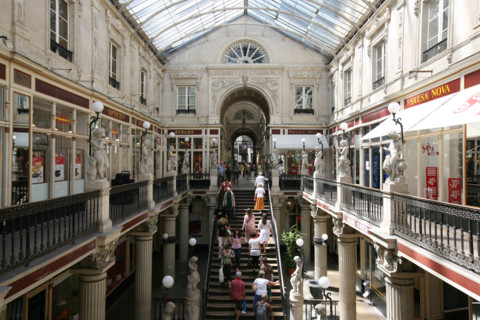 France, pays de loire, loire atlantique, Nantes, passage pommeraye, lieu de tournage du film lola de Jacques demy, escalier, galerie commercante, boutiques, verriere, statues, sculptures, balcons, eta...