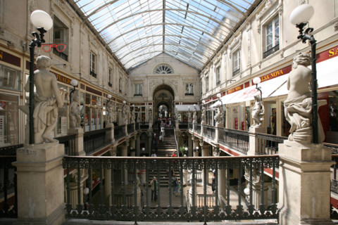 France, pays de loire, loire atlantique, Nantes, passage pommeraye, lieu de tournage du film lola de Jacques demy, escalier, galerie commercante, boutiques, verriere, statues, sculptures, balcons, eta...