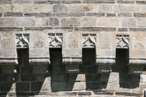 France, pays de loire, loire atlantique, Nantes, chateau des ducs de Bretagne, douves, remparts, detail machicoulis, motifs en ogive, remparts