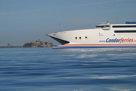 France, Basse Normandie, Manche, Cotentin, Cherbourg, port, catamaran rapide, condor ferries en rade, compagnie basee a Saint-Malo, illusion de bouche ouverte devorant le fort de l'ile pelee,