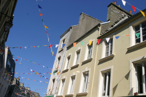 France, Basse Normandie, Manche, Cotentin, Cherbourg, rue au ble pavoisee pendant la Tall ships' race, maisons, ciel bleu,