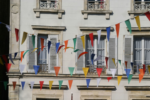 France, Basse Normandie, Manche, Cotentin, Cherbourg, rue grande pavoisee pendant la Tall ships' race, maison, fenetres,