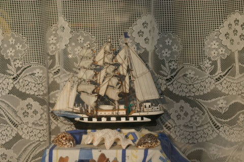France, Basse Normandie, Manche, Cotentin, Cherbourg, salon de coiffure 
quai de caligny, decor, maquette de bateau, rideau, kitsch