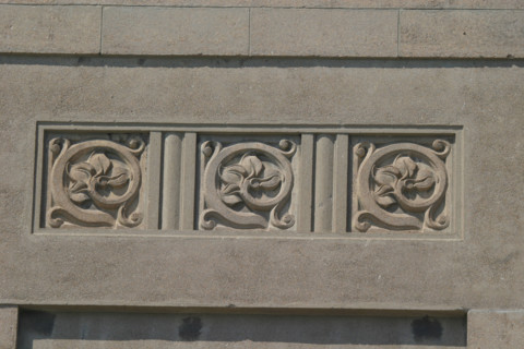 France, Basse Normandie, Manche, Cotentin, Cherbourg, ancienne gare transatlantique, frise decor exterieur face au quai,
