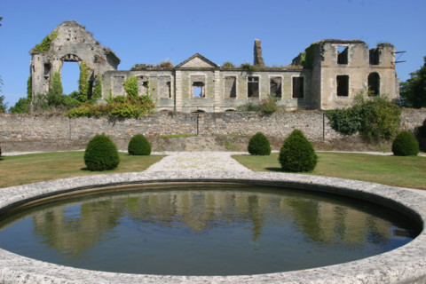 France, Basse Normandie, Manche, Cotentin, Cherbourg, abbaye du voeu
Hotel d'harcourt depuis le jardin public, ruines, vestiges, bassin, reflet dans l'eau,