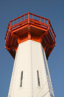 France, Basse Normandie, Manche, Saint-Vaast-la-Hougue, port, detail du phare au bout de la digue, signalisation maritime rouge, contre plongee,