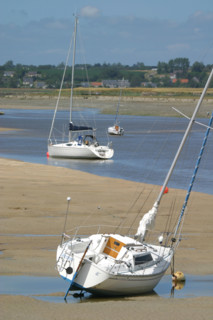 France, Basse Normandie, Manche, regneville sur mer, havre de regneville, maree basse, sable, bateaux echoues, ponton