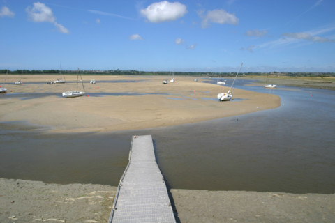 France, Basse Normandie, Manche, regneville sur mer, havre de regneville, maree basse, sable, bateaux echoues, ponton