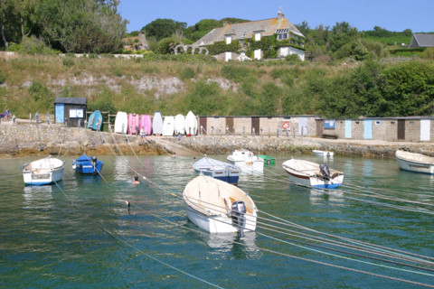 France, Basse Normandie, Manche, Cotentin, cap de la hague, port Racine appele plus petit port de france, bateaux, cordages, quai, maison, maree haute,