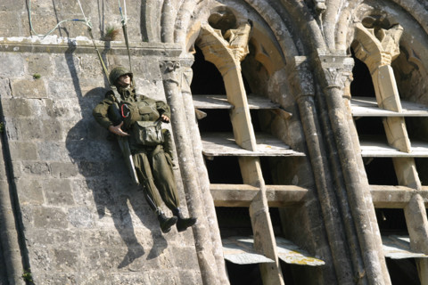 France, Basse Normandie, Manche, sainte mer eglise, plages du debarquement, remplacement du mannequin representant le parachutiste John Steele sur le clocher de l'eglise en memoire du 6 juin 44,