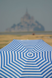 France, Basse Normandie, Manche, pays de la baie du Mont-Saint-Michel, 
 la roche torin, bas courtils, parasol, sur la greve,