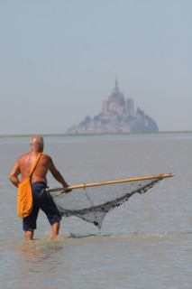 France, Basse Normandie, Manche, pays de la baie du Mont-Saint-Michel, 
 la roche torin, bas courtils, pecheur de crevettes, personnage, Mont-Saint-Michel,
