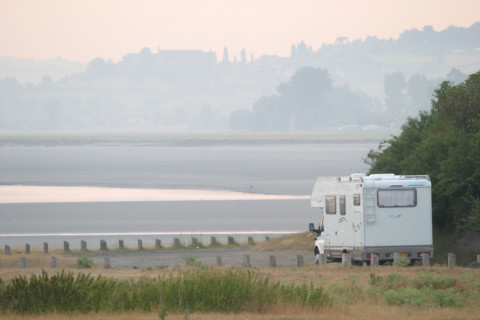France, Basse Normandie, Manche, pays de la baie du Mont-Saint-Michel, 
 la roche torin, bas courtils, camping car, paysage, brume,