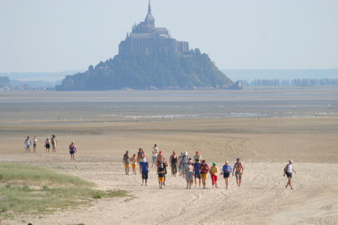 France, Basse Normandie, Manche, pays de la baie du Mont-Saint-Michel, 
paysage de dunes du bec d'Andaine
baie du Mont-Saint-Michel, traversee de la baie, touristes, pelerins,