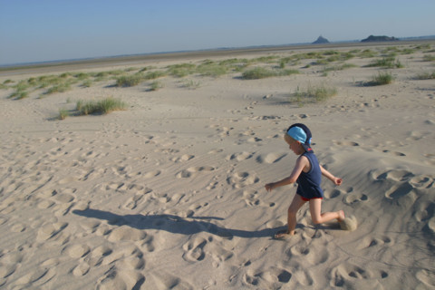 France, Basse Normandie, Manche, pays de la baie du Mont-Saint-Michel, 
le bec d'Andaine, enfant qui court dan sles dunes,