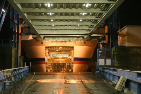 France, Basse Normandie, Manche, Cotentin, Cherbourg, port de commerce, depart de ferry de nuit
le barfleur de Brittany ferries
la porte d'embarquement se referme