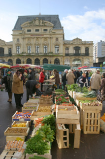 France, Basse Normandie, Manche, Cotentin, Cherbourg, centre ville, marche du jeudi matin 
place charles de gaulle, fruits et legumes, fontaine,