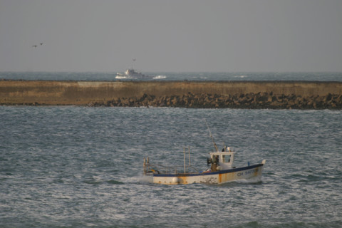 Cotentin, Cherbourg, rade, marine nationale, seconde guerre mondiale, fort de l'ile pelee, grande rade est, petit bateau de peche, digue de Collignon