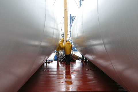 France, Basse Normandie, Manche, Cotentin, Cherbourg, port de commerce de Cherbourg, manutention d'eoliennes en provenace du danemark, environnement, developpement durable, nordex, dockers,