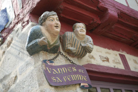 France, Bretagne, Morbihan, Vannes, golfe du Morbihan, detail de la maison, vannes et sa femme, personnages sculptes et peints, couple de bourgeois du moyen age, maison a pans de bois,