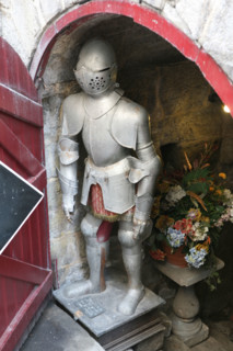 France, Bretagne, Morbihan, Vannes, golfe du Morbihan, entree d'un restaurant rue de la tour trompette, armure de chevalier, moyen age,