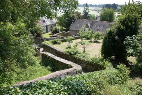 France, Bretagne, Morbihan, golfe du Morbihan, ile aux moines, chemin vers la partie nord de l'ile, pointe du trec'h, chemin jaune, jardin,