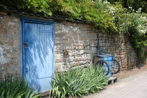 France, Bretagne, Morbihan, golfe du Morbihan, ile aux moines, chemin vers la partie nord de l'ile, pointe du trec'h, chemin jaune, mur, porte bleue, carriole bleue,