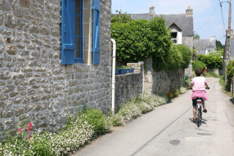 France, Bretagne, Morbihan, golfe du Morbihan, ile aux moines, vers la partie sud de l'ile, chemin bleu, femme a velo, cycliste, maison, volets bleus,