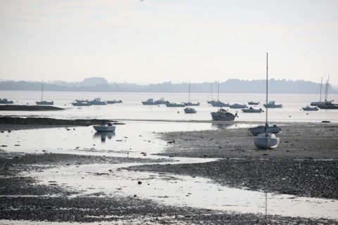 France, Bretagne, Morbihan, golfe du Morbihan, presqu'ile de rhuys, sarzeau, penvins, maree basse, bateaux de plaisance echoues,