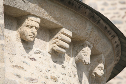 France, Bretagne, Morbihan, golfe du Morbihan, presqu'ile de rhuys, chevet roman de l'eglise abbatiale de saint gildas de rhuys, detail figures sculptees,