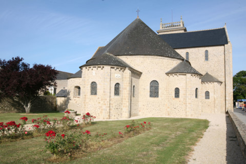 France, Bretagne, Morbihan, golfe du Morbihan, presqu'ile de rhuys, chevet roman de l'eglise abbatiale de saint gildas de rhuys, jardin,