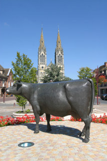 France, Basse Normandie, orne, pays d'auge ornais, vimoutiers, place de l'hotel de ville, sculpture, vache normande,
