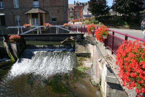 France, Basse Normandie, orne, pays d'auge ornais, vimoutiers, barrage, fleurs, riviere la vie, centre ville,