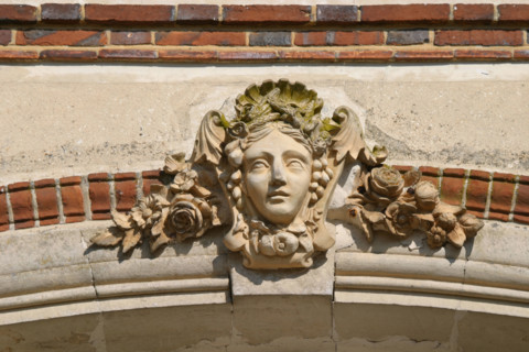 France, Basse Normandie, orne, perche, moulicent, manoir, detail mascaron en facade,