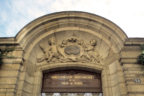 France, Paris 4e, le marais, rue pavee, hotel de lamoignon, bibliotheque historique de la ville de Paris BHVP, hotel particulier, facade sur cour, portail, detail tympan,
