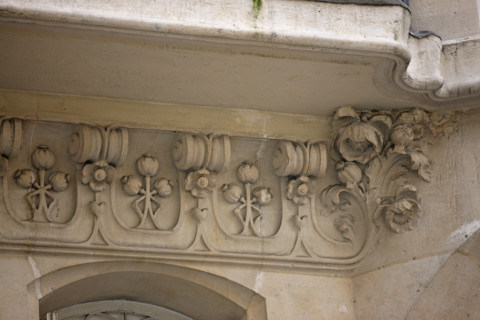 Building 15 rue des Ursulines in Paris (detail)