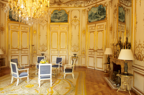 France, Paris 7e, faubourg Saint-Germain, 56 rue de Varenne, hotel matignon, premier ministre, institution, gouvernement, etat, petit salon au rez de chaussee,