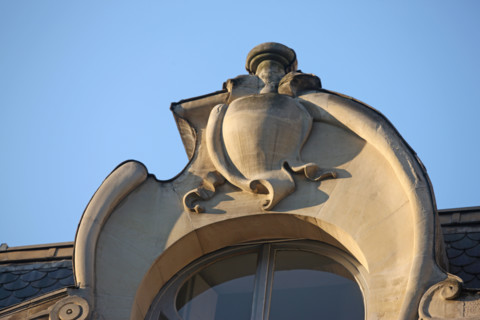 Building 12 rue Sédillot in Paris (detail)