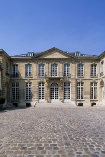 France, Paris 7e, faubourg Saint-Germain, 138 rue de Varenne, hotel de noirmoutier, residence du prefet de region, institution, facade sur cour, paves,