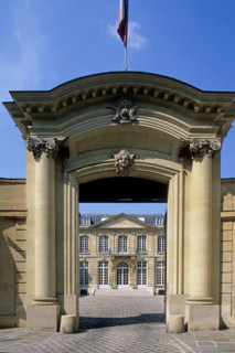 France, Paris 7e, faubourg Saint-Germain, 138 rue de Varenne, hotel de noirmoutier, residence du prefet de region, institution, facade sur cour, portail,