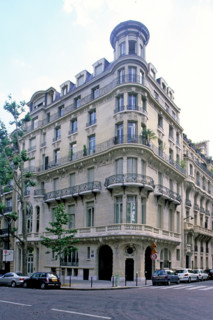 Building 23 avenue de Messine in Paris (detail)