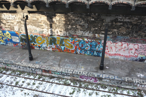 France, Paris 18e, ancienne voie ferree, petitie ceinture, rails, mur, graffitis, tags, graf, neige, quai, train, rue Belliard,
