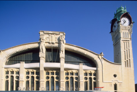 France, Haute Normandie, Seine Maritime, Rouen, gare SNCF rive droite, beton sncf, facade, decor, beffroi, horloge,
