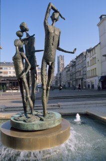 France, Haute Normandie, Seine Maritime, Rouen, quartier du palais de justice Place du 19 avril 1944, sculpture de Dominique Denry, statue, fontaine