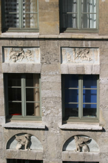 France, Haute Normandie, Seine Maritime, Rouen, rue des carmes, detail habitat, maison, sculpture, habitat traditionnel, ornement, decor, facade, fenetres,