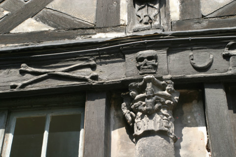 France, Haute Normandie, Seine Maritime, Rouen, maisons a pans de bois, colombages, rue Martainville, aitre saint maclou, figures macabres, cimetiere des pestiferes, ossuaire, tete de mort, ossements,
