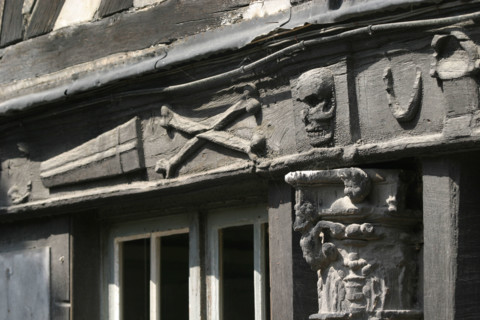 France, Haute Normandie, Seine Maritime, Rouen, maisons a pans de bois, colombages, rue Martainville, aitre saint maclou, figures macabres, cimetiere des pestiferes, ossuaire, tete de mort, ossements,